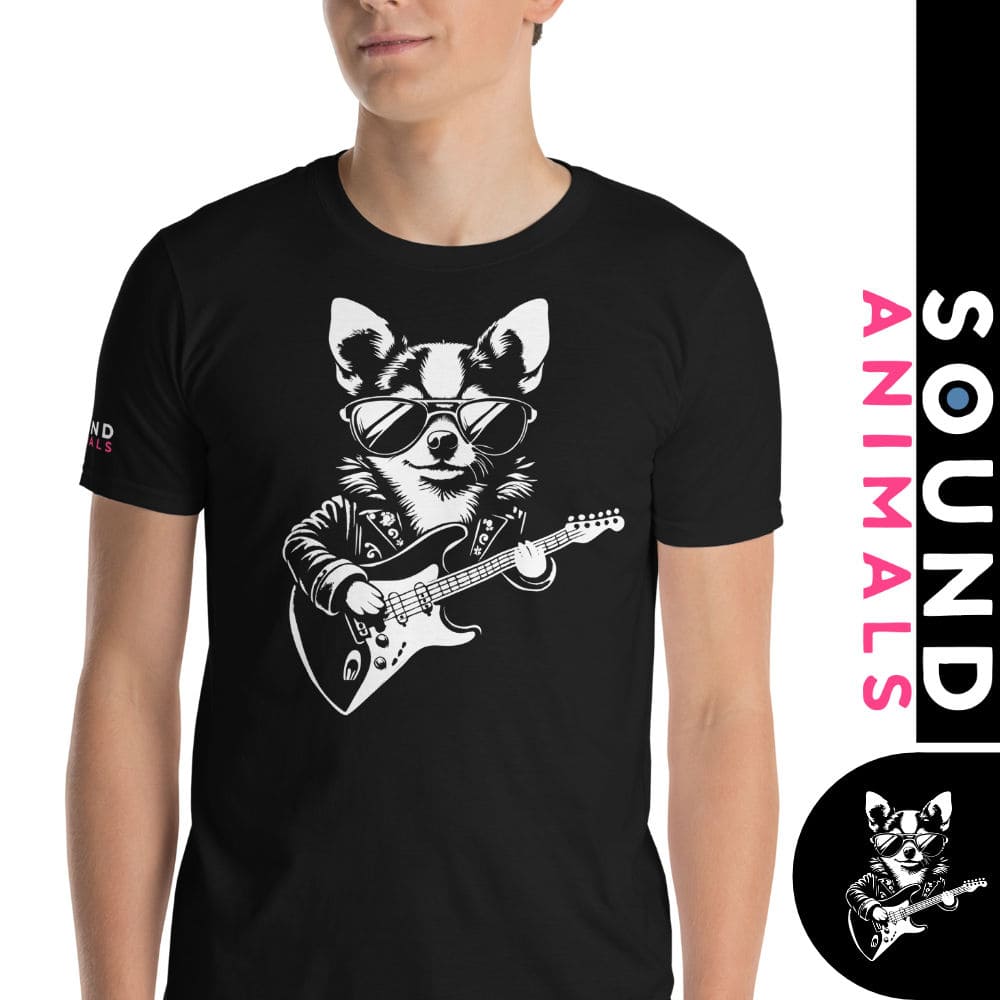 Ein Chihuahua spielt Gitarre auf einem modischen Shirt. Das Motiv zeigt den kleinen Hund in einer konzentrierten Pose mit einer Gitarre, ideal für Fans von süßen Hunden und schöner Musik.