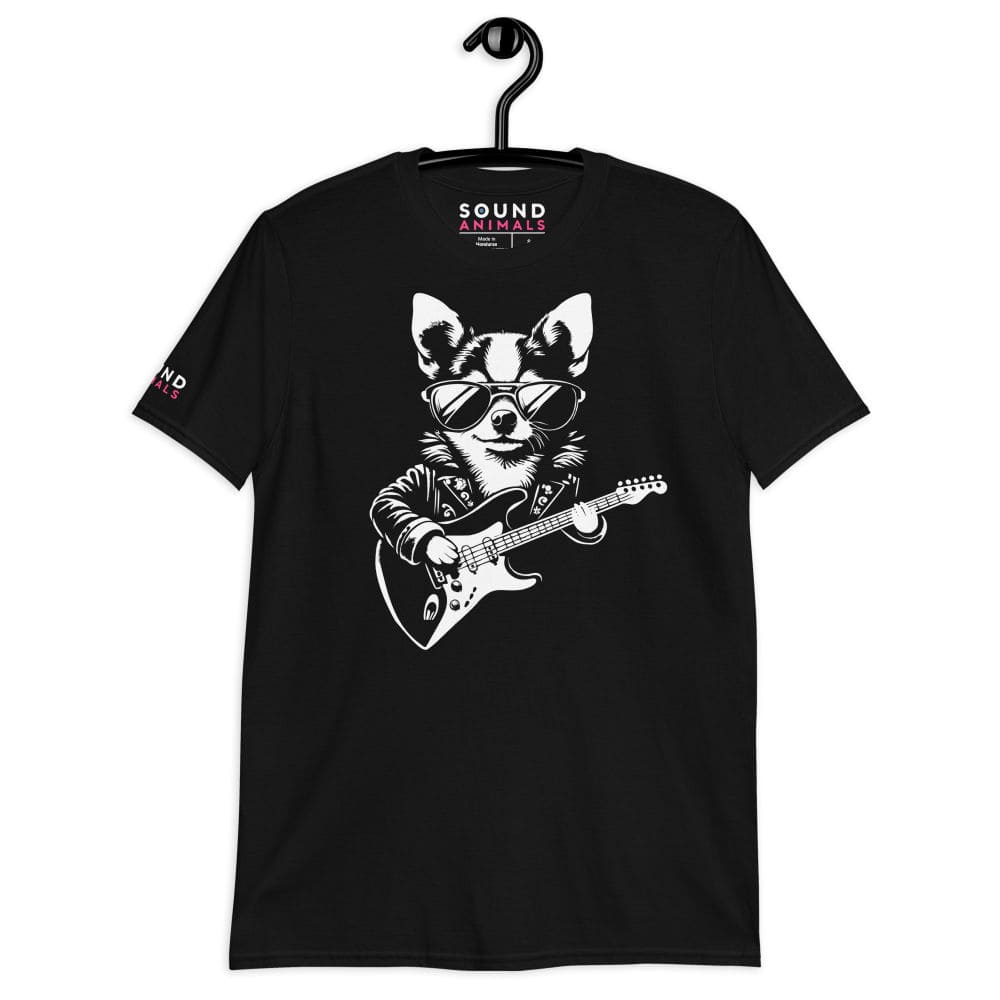 Ein Chihuahua spielt Gitarre auf einem modischen Shirt. Das Motiv zeigt den kleinen Hund in einer konzentrierten Pose mit einer Gitarre, ideal für Fans von süßen Hunden und schöner Musik.