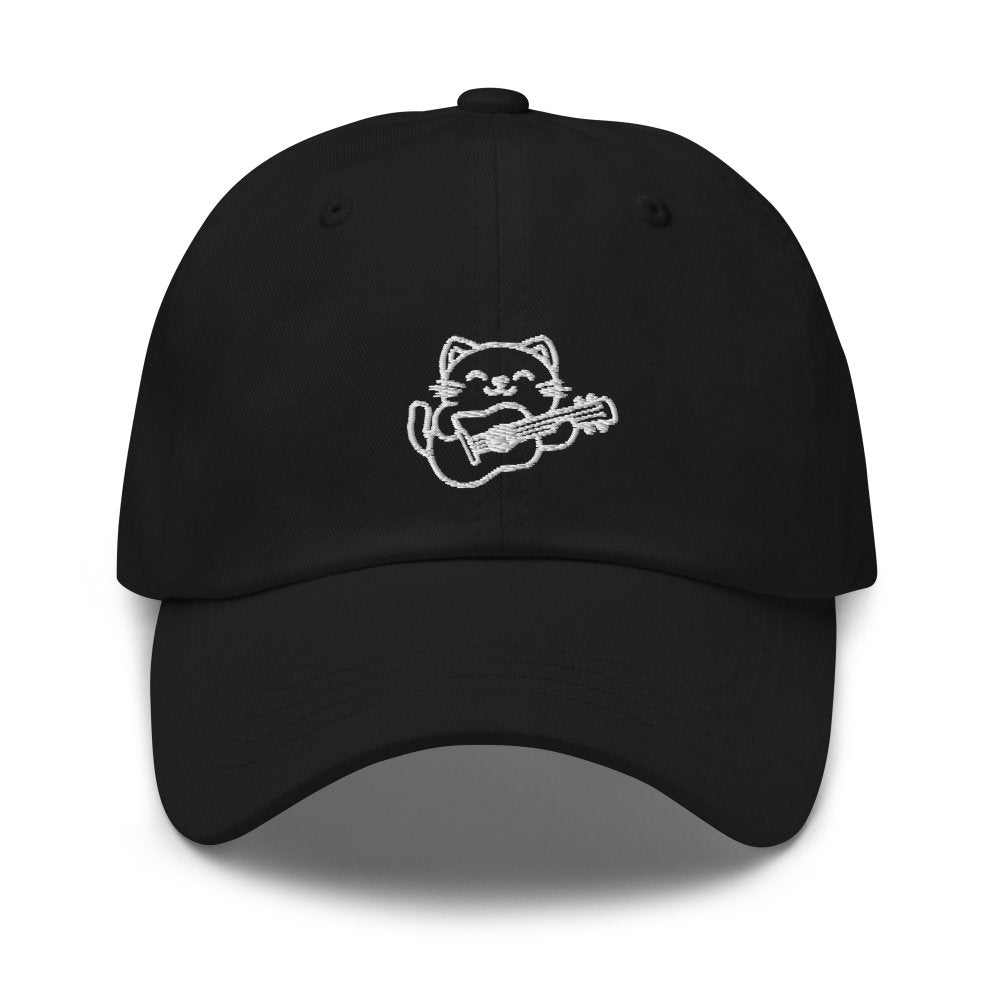 Ein gesticktes Dad Hat mit dem Design einer Katze, die Gitarre spielt. Das Accessoire kombiniert Tierliebe mit Musikgenuss, ideal für einen modischen und persönlichen Stil.