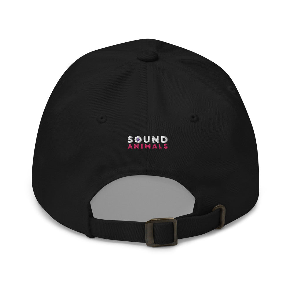 Rückesite eines Dad Hat bistickt mit dem Logo Soundanimals