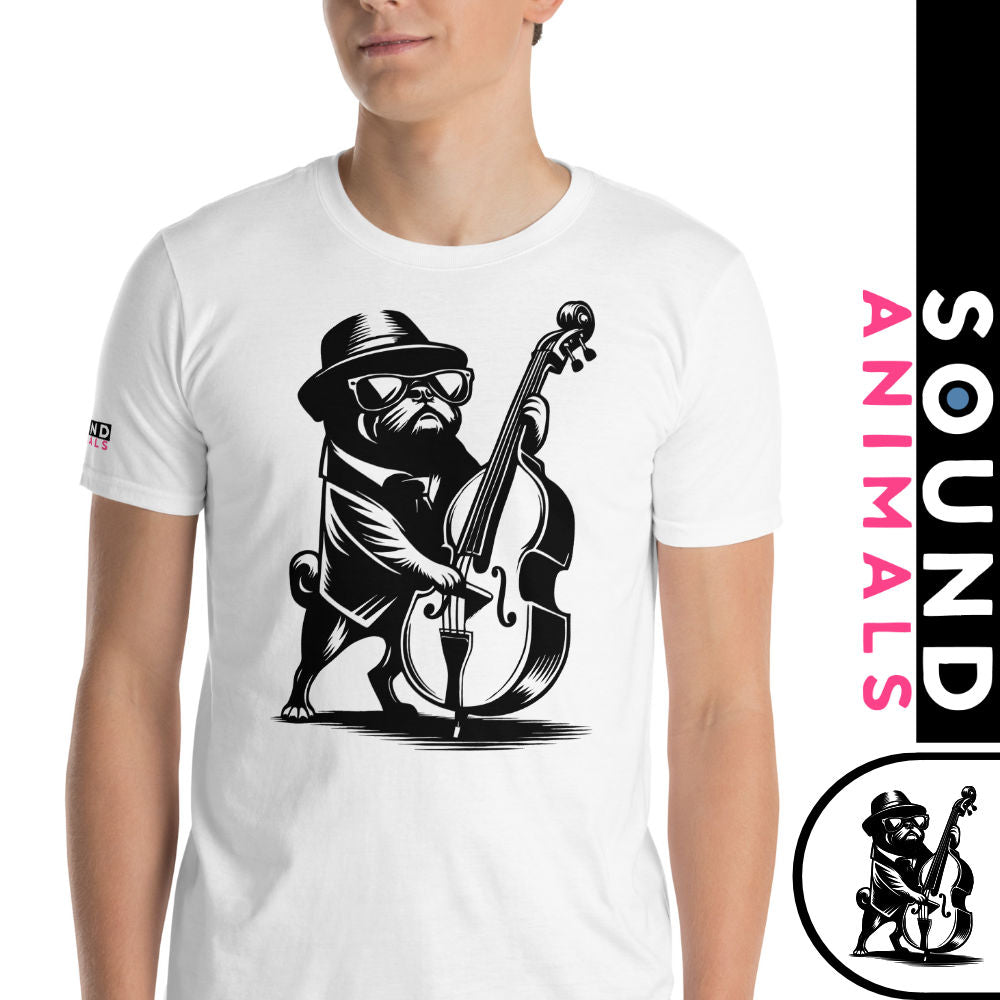 Eine Person die ein weißes Unisex-T-Shirt der Marke Soundanimals mit einem schwarzen Design eines Mopses mit Sonnenbrille, der Kontrabass spielt. Das Motiv zeigt den Mops in einer coolen und musikalischen Pose, ideal für Liebhaber von Musik und charmanten Hunden.