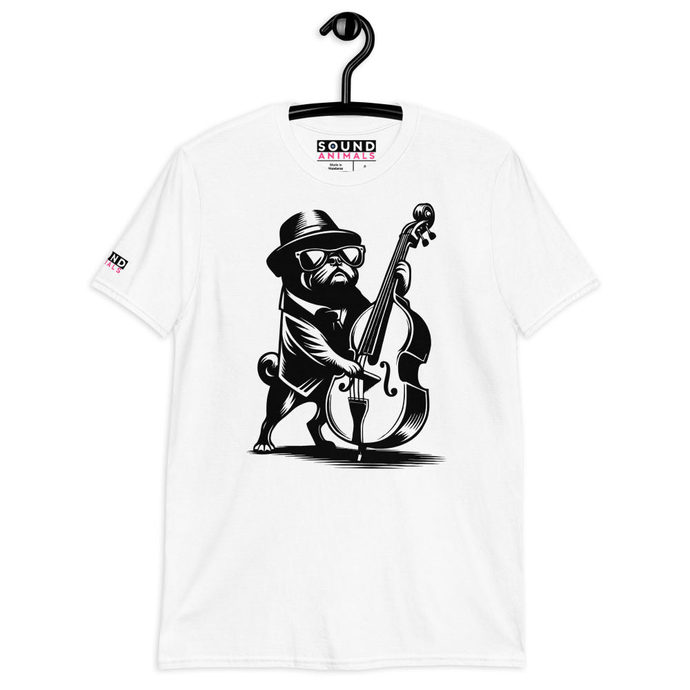 Weißes Unisex-T-Shirt mit einem schwarzen Design eines Mopses mit Sonnenbrille, der Kontrabass spielt. Das Motiv zeigt den Mops in einer coolen und musikalischen Pose, ideal für Liebhaber von Musik und charmanten Hunden. Marke Soundanimals.