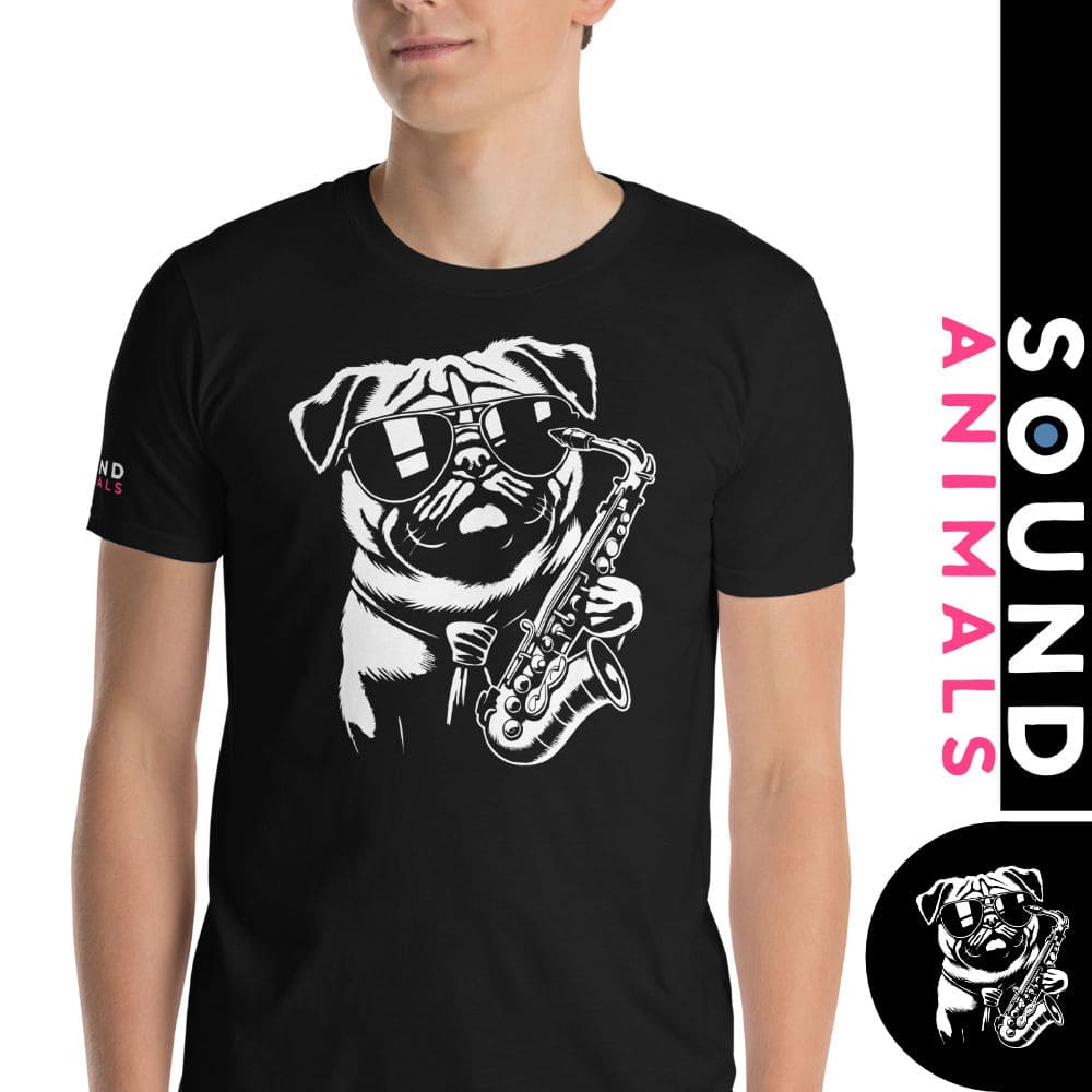 Ein Mops mit Sonnenbrille spielt Saxofon auf einem stylischen Shirt. Das Design zeigt den Mops in einer coolen Pose mit dem Saxofon, perfekt für die Darstellung von Liebe für Jazzmusik und entzückende Hunde.