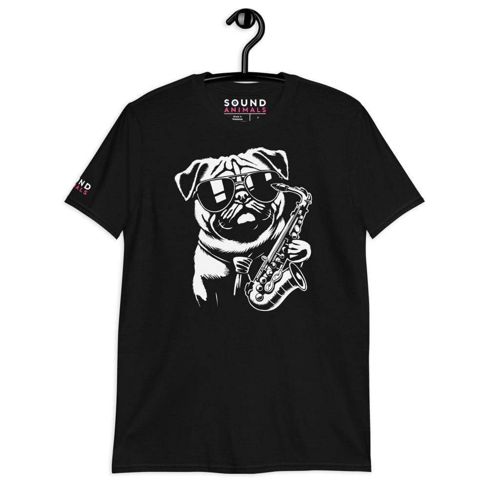 Ein Mops mit Sonnenbrille spielt Saxofon auf einem stylischen Shirt. Das Design zeigt den Mops in einer coolen Pose mit dem Saxofon, perfekt für die Darstellung von Liebe für Jazzmusik und entzückende Hunde.