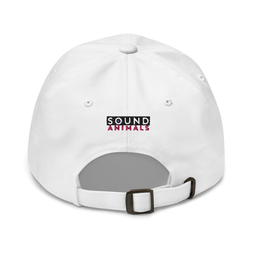 Rückseite eines Dad Hat auf der das Logo Soundanimals gestickt ist.